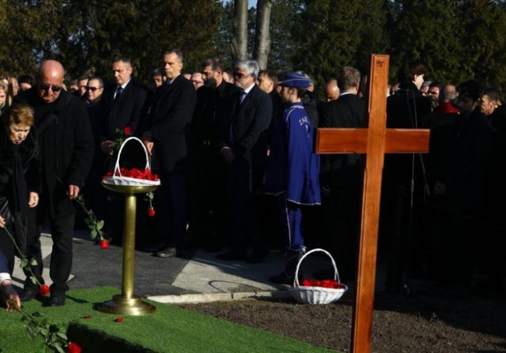 MNOGI SE ČUDE, ALI NJEGOV SIN IMA OBJAŠNJENJE: Evo zašto na Ćirinom grobu stoji samo drveni križ