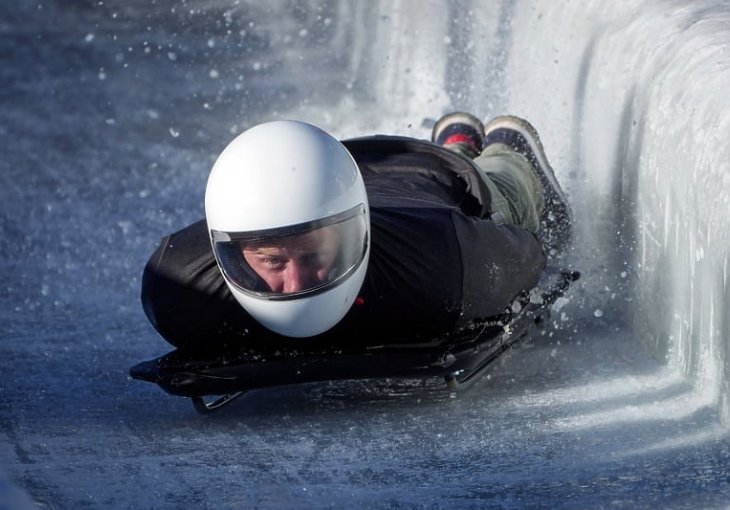 IMAO DVIJE VOŽNJE: Princ Harry pokazao hrabrost, vozio je skeleton brzinom od 99 kilometara na sat