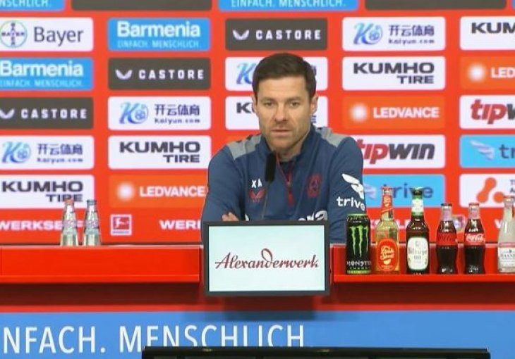 Nevjerovatne scene na press konferenciji: Xabi Alonso je  