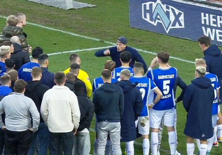 NEZAPAMĆENE SCENE U BUNDESLIGI:  Vođa navijača postrojio igrače i očitao im lekciju