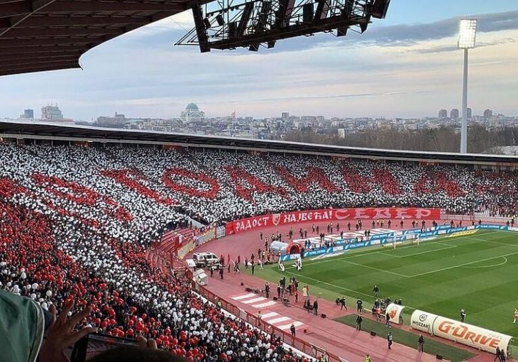 NA SJEVERNOJ TRIBINI: Navijači Crvene zvezde uoči početka derbija sa Partizanom priredili simboličnu koreografiju