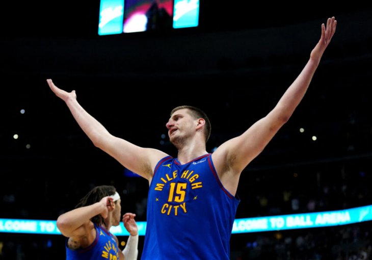 JOKIĆ NAZDRAVLJAO U BARU U MIAMIJU:  Detalj na majici posebno privukao pažnju (VIDEO)