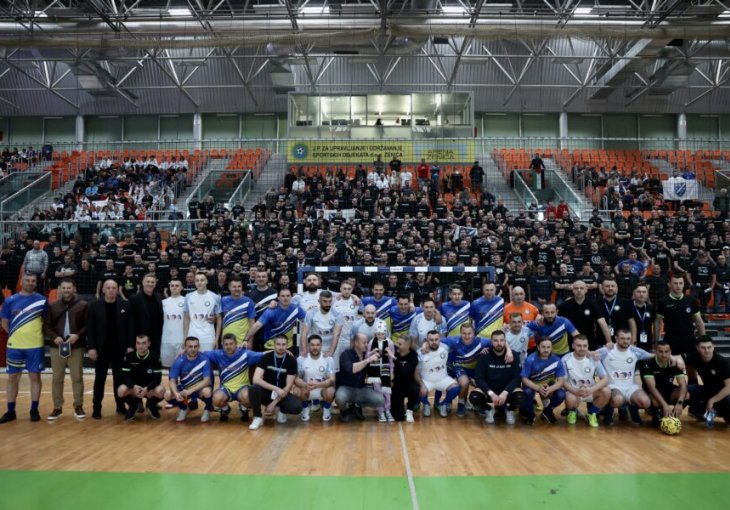 SJAJNE SCENE IZ ZENICE PRED MEČ BIH I UKRAJINE: Navijači i legende skupa zapjevali