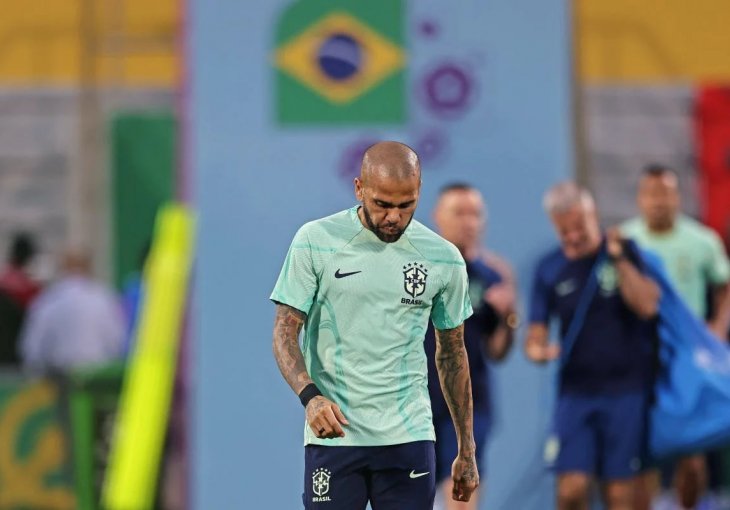 DANI ALVES JE NA KOLJENIMA,DOBIO NOŽ U LEĐA OD PRIJATELJA: 