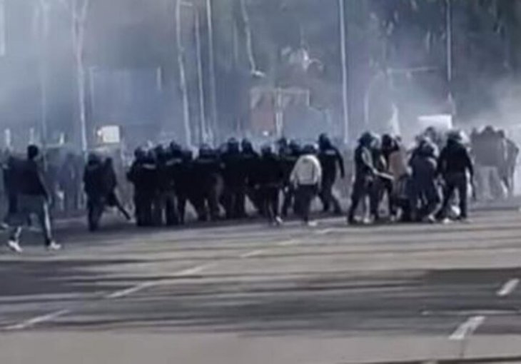 Haos na ulicama Rima uoči velikog derbija: Pogledajte obračun navijača Rome i Lazija (VIDEO)
