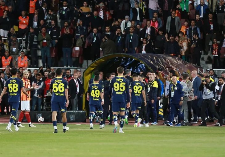 NA DERBIJU PROTIV GALATE: Fenerbahče objasnio lakrdiju i napuštanje terena