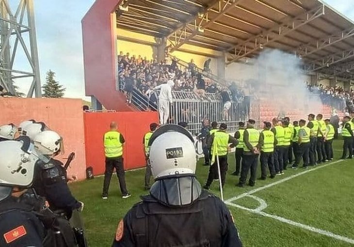 SKANDAL U CRNOJ GORI:  Prekinut derbi za titulu, navijači divljali na tribinama
