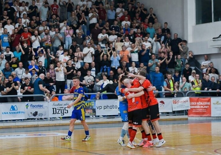 POSTIGLI 26 GOLOVA: Cazin živi za futsal! Bubamara nošena hiljadama navijača ušla u Premijer ligu