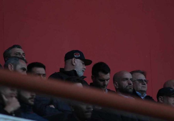OZBILJNO OD POČETKA: Selektor Zmajeva Sergej Barbarez s Emirom Spahićem gleda utakmicu bh. lige