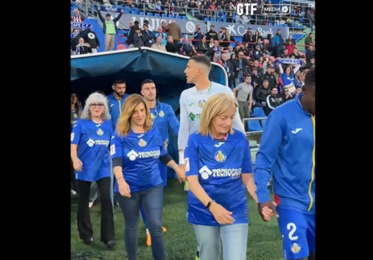Prelijepo i emotivno: Fudbaleri izašli na teren držeći majke za ruku (VIDEO)
