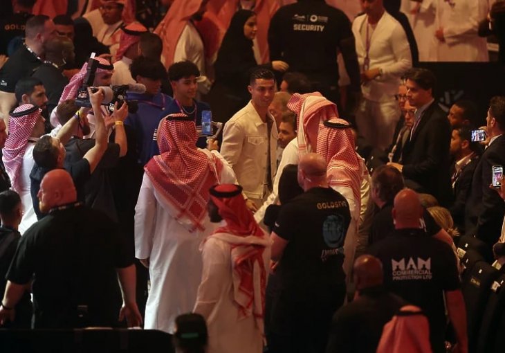 VELIKA ZVIJEZDA: Ronaldo stigao na bokserski meč stoljeća, izazvao je veliku pažnju Saudijaca