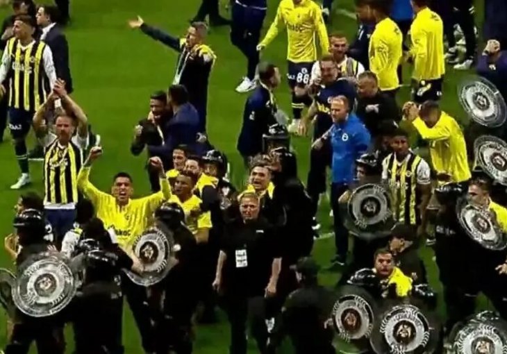 Prekriveni štitovima: Ovako su Džeko i društvo slavili veliku pobjedu protiv Galatasaraya