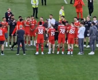 BEZ POŠTOVANJA: Samo jedan igrač Liverpoola nije aplaudirao Kloppu, dodatno je razljutio navijače