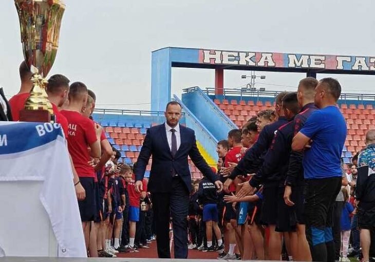 Navijači Borca utrčali na teren, Zeljković igračima uručio trofej prvaka BiH