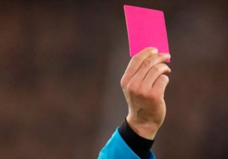 Novitet na fudbalskim terenima: Uvodi se rozi karton, evo za šta služi