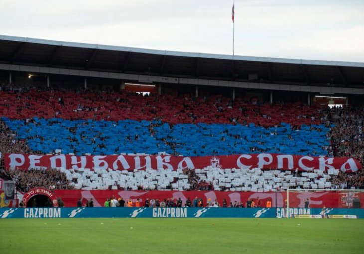 Koreografija navijača Crvene zvezde “Republika Srpska”, na utakmici bio i Vučić 