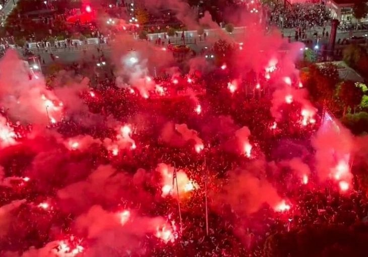 Atina u plamenu! Skoro 100.000 navijača slavi prvi evropski trofej u nogometu(VIDEO)