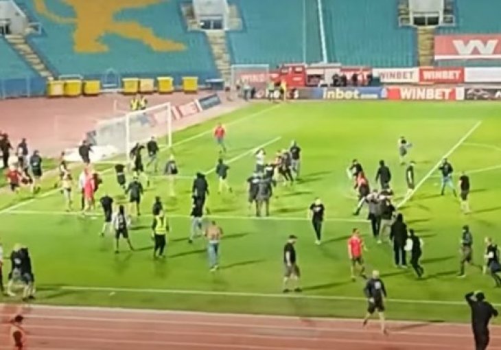 Drama na stadionu balkanskog velikana. Huligani utrčali u teren i prijetili palicama