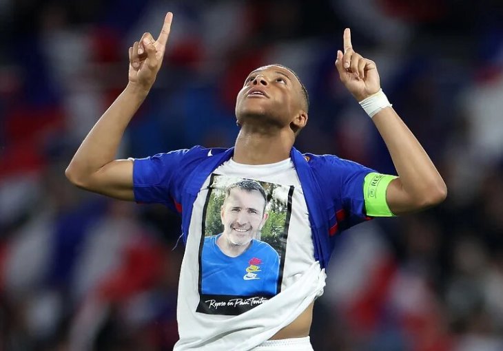 Mbappe nakon gola pokazao majicu s likom čovjeka kojem je obećao da će brinuti za njegovu porodicu