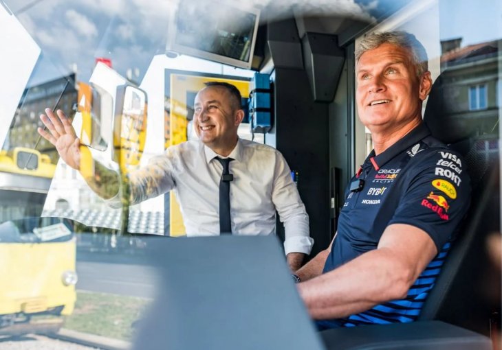 SLAVNI BRITANSKI VOZAČ: David Coulthard zamijenio F1 bolid tramvajem i vozio građane Sarajeva uoči Red Bull Showrun