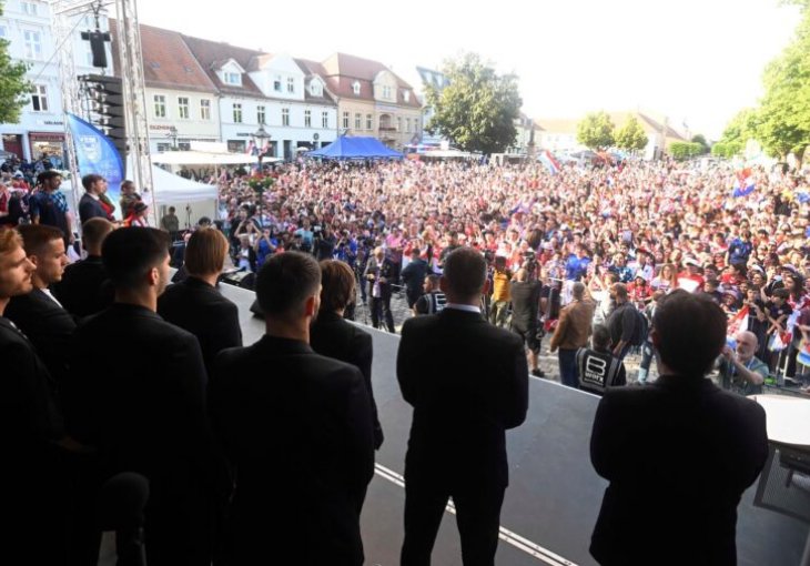 NEVJEROVATNE SCENE IZ NJEMAČKE: Hiljade navijača dočekalo Vatrene