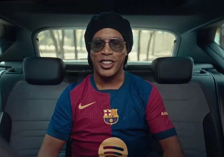 Ronaldinho predstavio novi dres Barcelone, navijači oduševljeni sjajnim dizajnom (VIDEO)