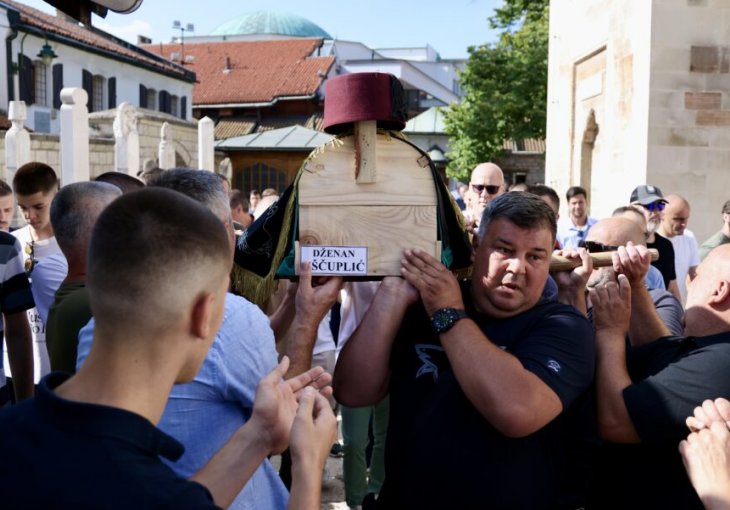 Klanjana dženaza Dženanu Uščupliću u haremu Begove džamije: Veliki broj ljudi na posljednjem ispraćaju