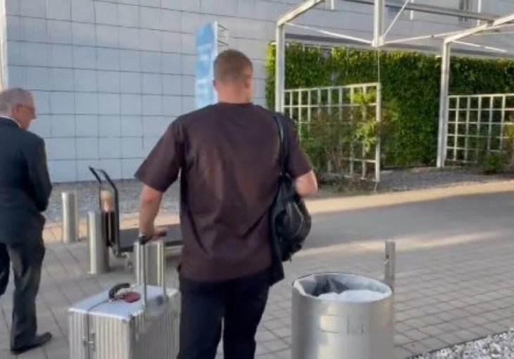 Rano jutros stigao na aerodrom, novu destinaciju svi znaju, posao dva fudbalska giganta je završen!