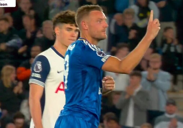 Vardy je nova ikona Arsenala, navijači Tottenhama ne pamte bolniju provokaciju: Pokazao je na logo na dresu, a onda... (VIDEO)