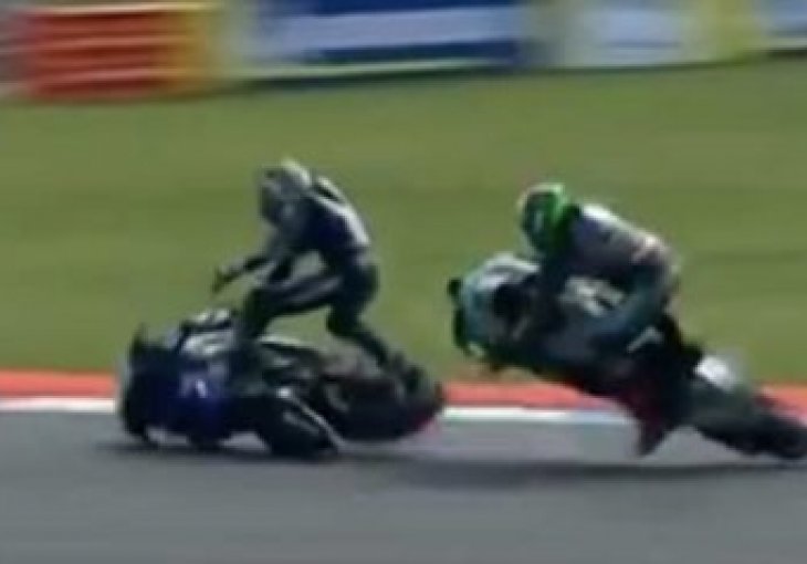 Stravičan sudar na trci Moto GP: Vozači letjeli 20 metera, jedan iznesen na nosilima (VIDEO)