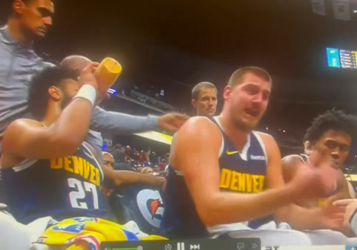 Jokić bijesan kao nikad: Urlao na trenera na time-outu, ustao, pa se vratio (VIDEO)