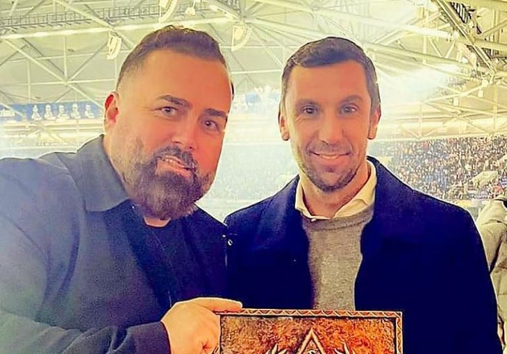 ODLIČNI ODNOSI DVA KLUBA: Legendarni Darijo Srna ugostio predsjednika Veleža na utakmici Lige prvaka, dobio je i poseban poklon