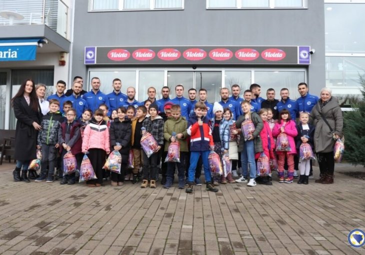 Futsaleri pokazali veliko srce: Paketićima izmamili osmijehe školaraca