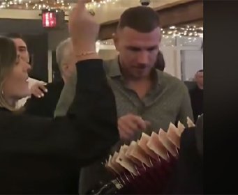 Edin Džeko nije štedio na porodičnom slavlju, na harmonici više nije bilo mjesta za novčanice (VIDEO)