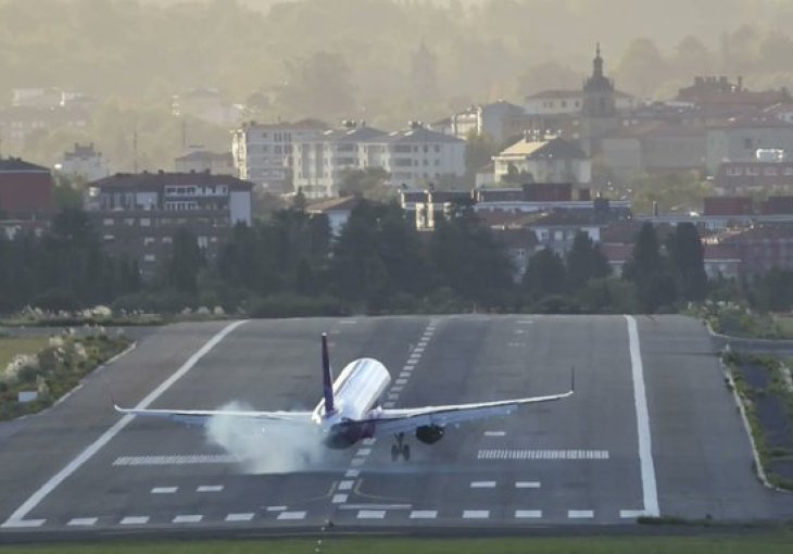 DRAMA NA NEBU! Avion sa košarkašima španskog kluba udario grom!