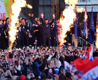 THOMPSON U CENTRU PAŽNJE: Hiljade ljudi dočekalo hrvatske rukometaše i viceprvake svijeta u Zagrebu