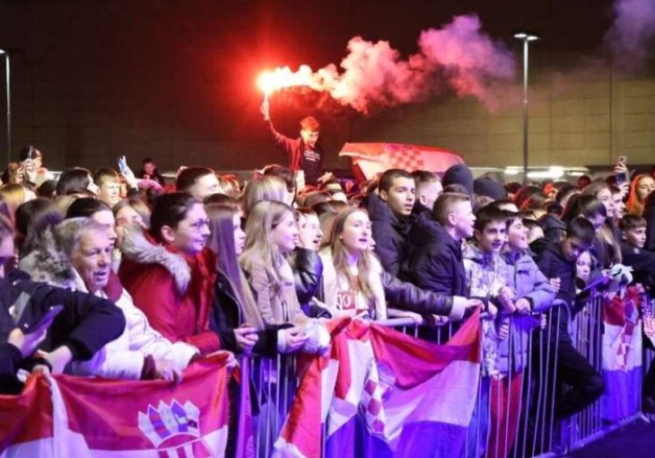 Rukometaši susjedne Hrvatske vatreno dočekani u Mostaru 