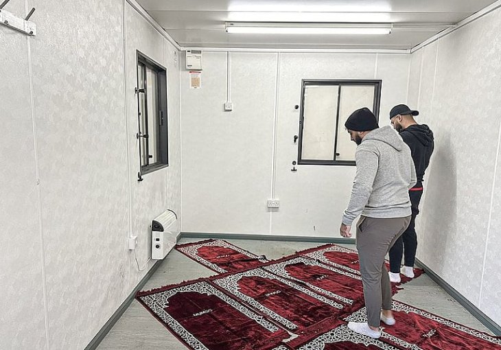 Manchester United otvorio sobu za molitve navijača svih vjera, muslimanski tifozi donirali prostirke