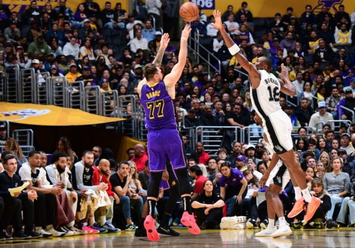 Dončić nije mogao pogoditi gotovo ništa, ali je bio nadomak triple-doublea u pobjedi Lakersa