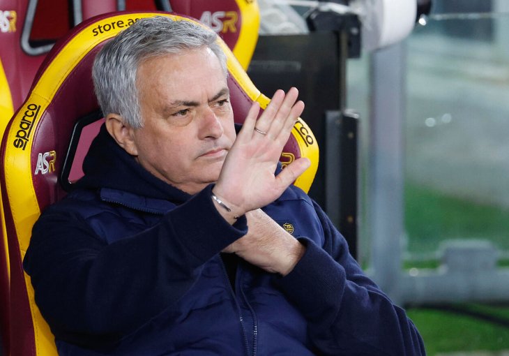 Skandal u Turskoj! Trener Galatasaraya pao na tlo nakon navodnog napada Mourinhoa