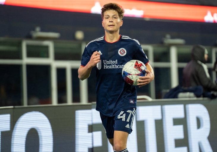 Esmir Bajraktarević polako, ali sigurno gradi svoj status u PSV-u