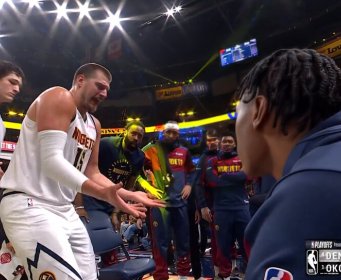 JEDNOSTAVNO ČUDESAN IGRAČ: Jokić vodi time-out Denvera, treneri i saigrači pažljivo ga slušaju
