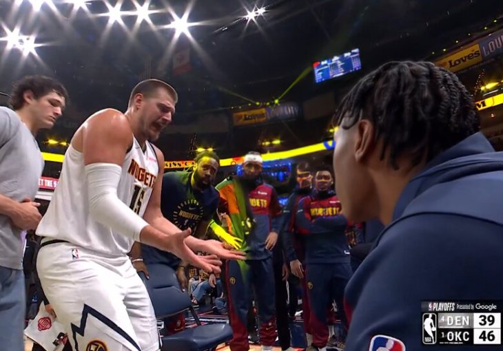JEDNOSTAVNO ČUDESAN IGRAČ: Jokić vodi time-out Denvera, treneri i saigrači pažljivo ga slušaju