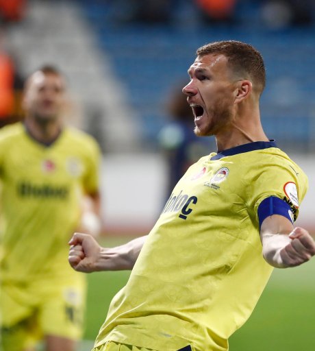 Džeko pred velikom odlukom: Fiorentina i Hajduk mu nude konkretnu šansu, ali stiže i ponuda iz Arabije