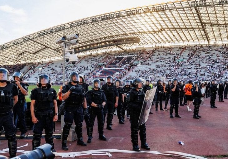 Hajduk pod opsadom: Interventna policija štiti igrače na treningu