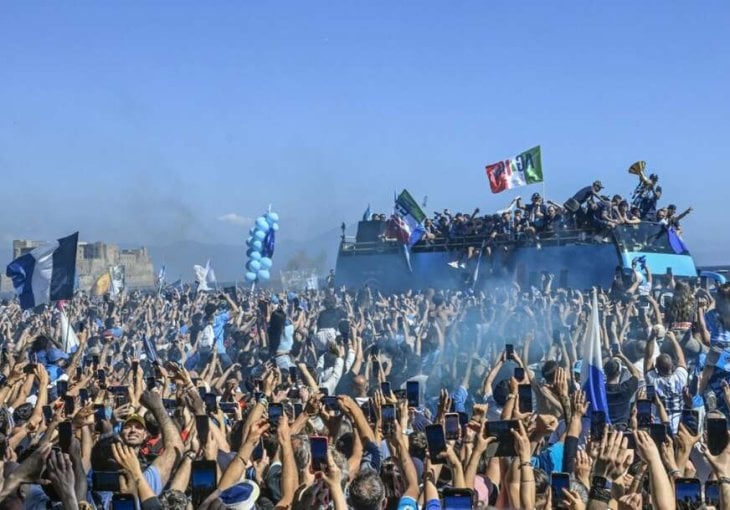 Napulj u plavom moru slavi šampionsku sezonu!