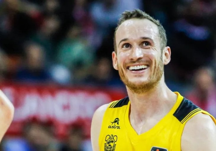 Pored svih zvijezda Reala i Barcelone, on je sa 42 godine proglašen za MVP-a u Španiji