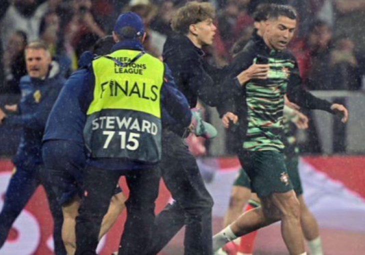 Navijač utrčao na teren i prišao Ronaldu da se fotografiše, reagovalo osiguranje u Minhenu