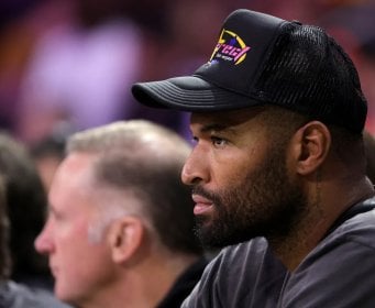 Publika polila pivom bivšu NBA zvijezdu nakon čega je nastao haos (VIDEO)