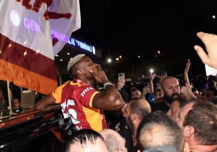 Galatasaray doveo pojačanje: Osimhen stigao u Istanbul, njegov let pratilo 3,5 miliona ljudi, dočekan je kao kralj